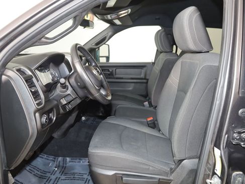 Used 2024 RAM 3500 Tradesman w/ Chrome Appearance Group image 9