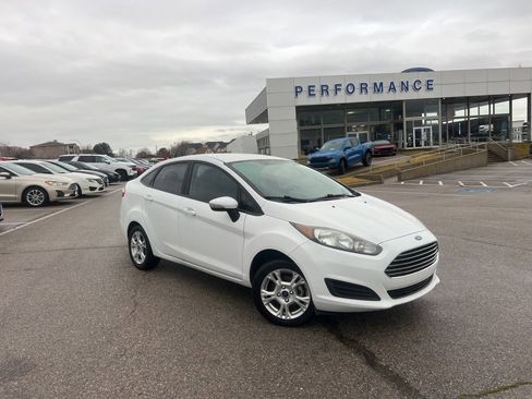 Used 2015 Ford Fiesta SE image 2