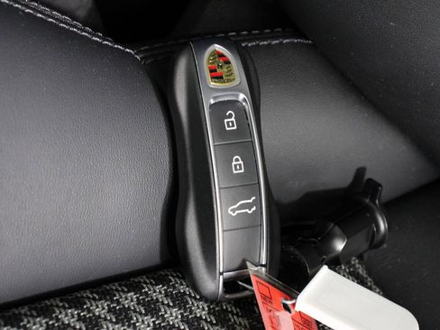 Certified 2025 Porsche Cayenne S AWD/4WD image 33