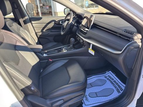 New 2026 Jeep Compass Latitude image 10