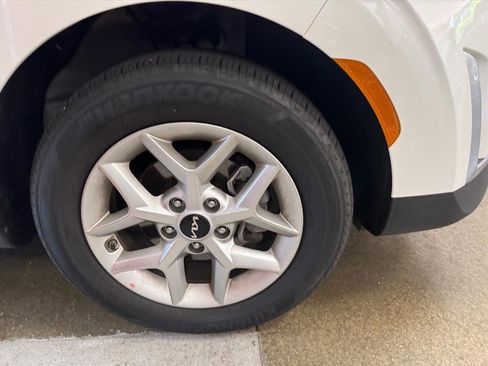 Certified 2025 Kia Soul LX w/ LX Technology Package FWD image 2