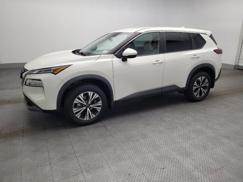 Used 2022 Nissan Rogue SV image 2