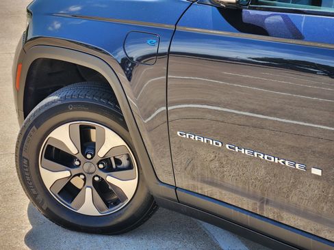 Used 2023 Jeep Grand Cherokee 4WD 4xe w/ Luxury Tech Group II image 17