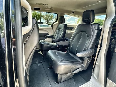 Used 2024 Chrysler Pacifica Touring-L FWD image 4