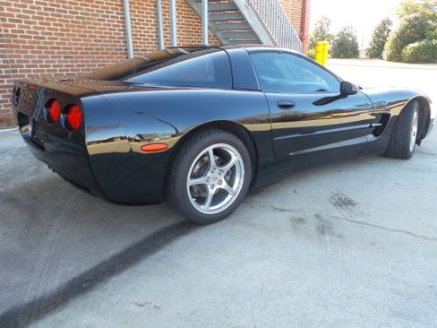 Used 2001 Chevrolet Corvette Coupe w/ Preferred Equipment Group2 image 1
