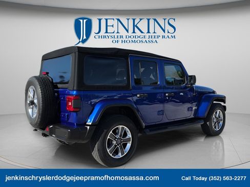 Used 2018 Jeep Wrangler Unlimited Sahara AWD/4WD image 3