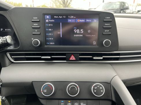 Used 2023 Hyundai Elantra SE FWD image 25