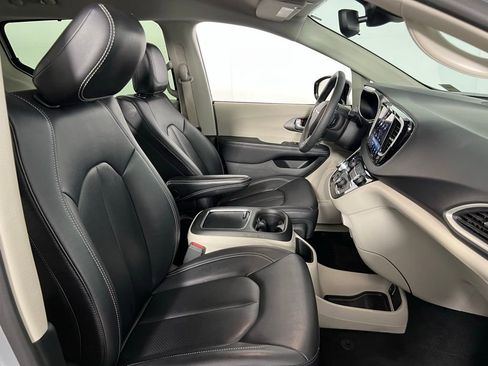 Used 2024 Chrysler Pacifica Touring-L image 34