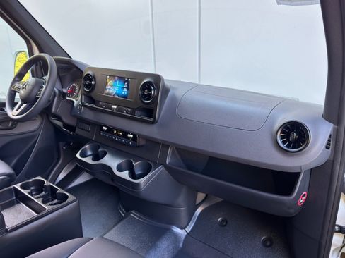 Used 2024 Mercedes-Benz Sprinter 2500 image 14