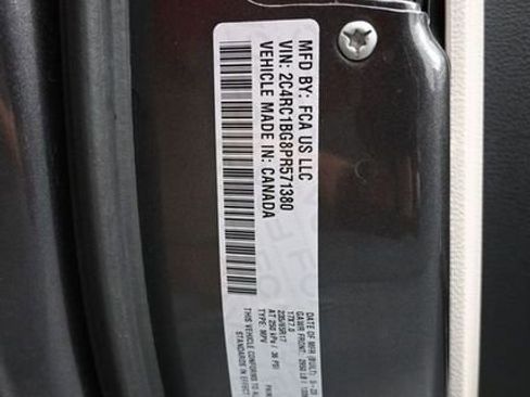 Used 2023 Chrysler Pacifica Touring-L FWD image 17