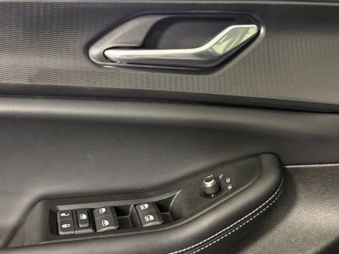 Used 2025 Jeep Grand Cherokee Altitude RWD image 15