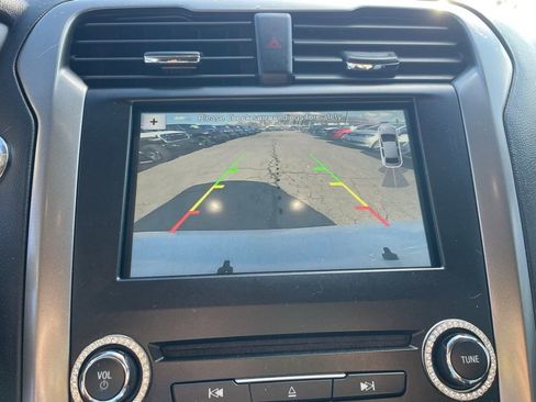 Used 2017 Ford Fusion SE w/ Fusion SE Technology Package image 6