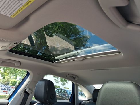 Certified 2023 Volkswagen Jetta SE w/ Panoramic Sunroof Package FWD image 15