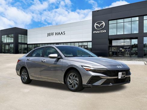 Used 2024 Hyundai Elantra SEL FWD image 4