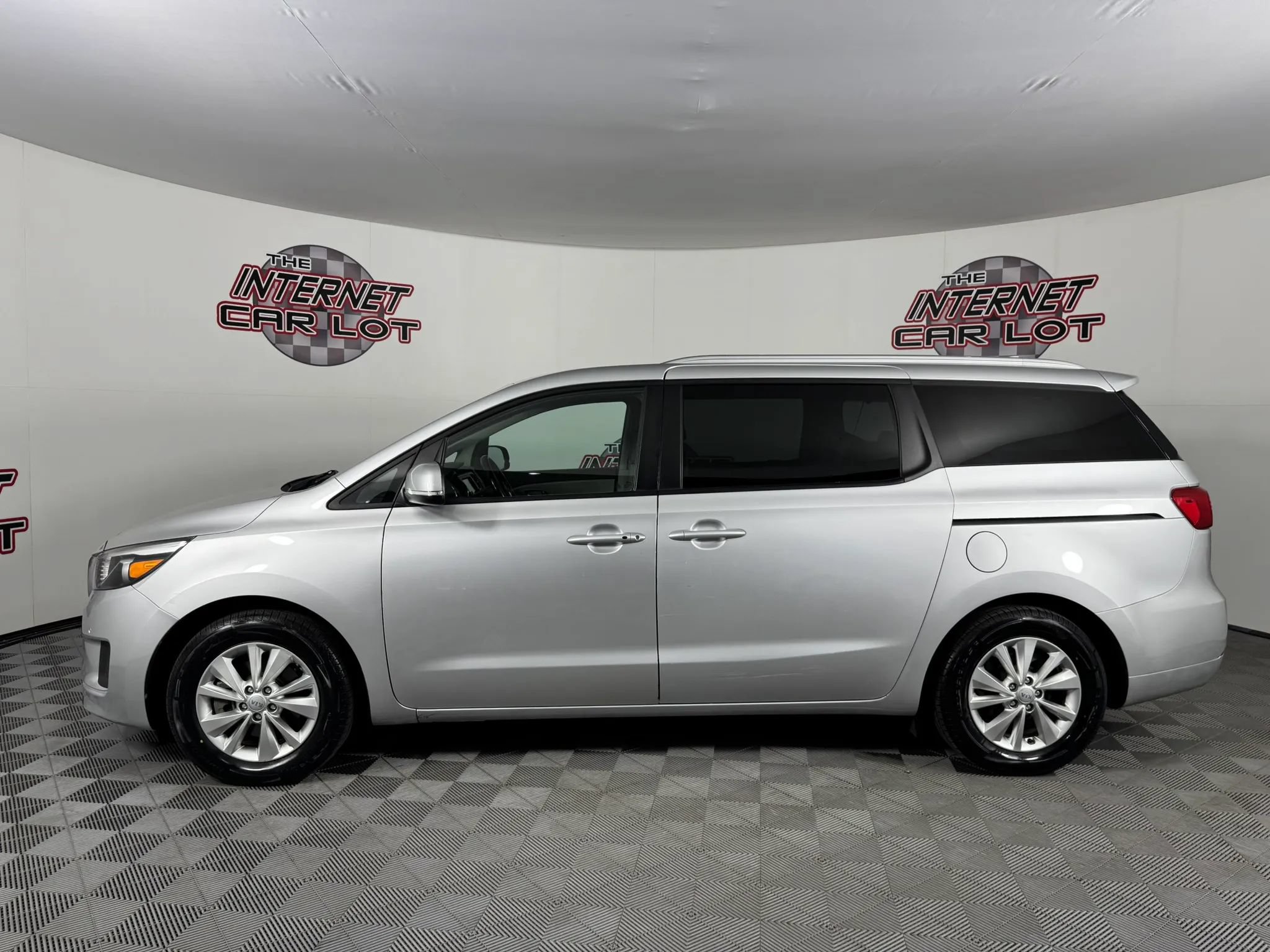 Used 2017 Kia Sedona LX w/ LX Essentials Premium Package FWD image 4
