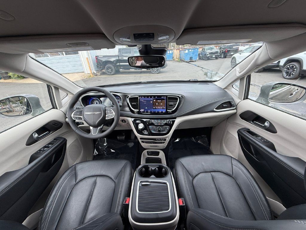 Used 2022 Chrysler Pacifica Touring-L w/ Uconnect Theater Family Group AWD/4WD image 24
