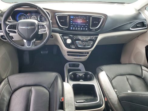 Used 2017 Chrysler Pacifica Touring-L Plus FWD image 11