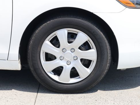Used 2009 Toyota Camry LE FWD image 11