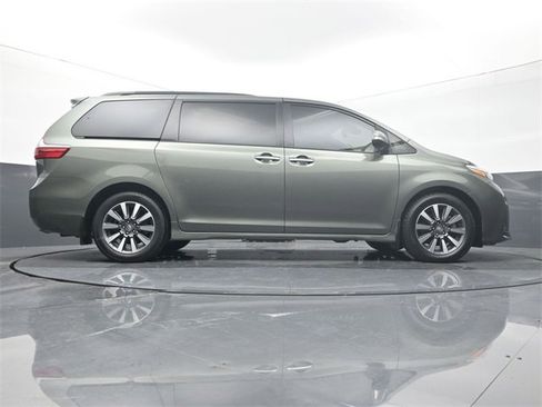 Used 2019 Toyota Sienna L image 12