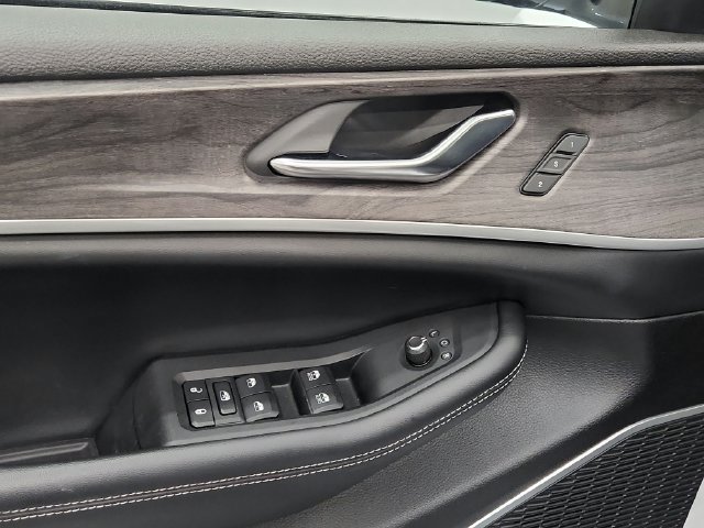 Used 2022 Jeep Grand Cherokee L Limited w/ Black Appearance Package RWD image 17