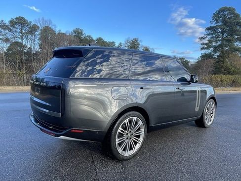 Used 2024 Land Rover Range Rover SE image 2
