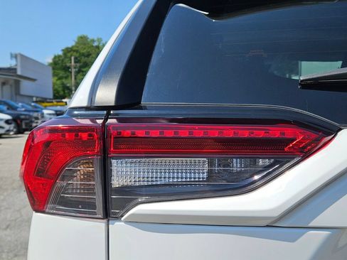 Used 2021 Toyota RAV4 LE AWD/4WD image 9