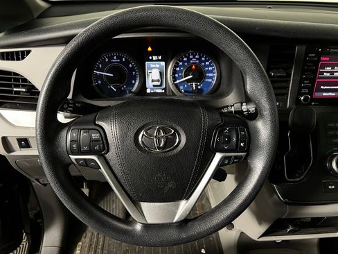 Used 2018 Toyota Sienna LE image 9