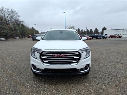 Used 2024 GMC Terrain SLT image 2