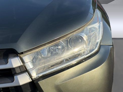 Used 2019 Toyota Highlander XLE FWD image 12