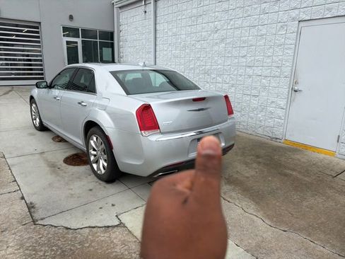 Used 2020 Chrysler 300 Limited image 7