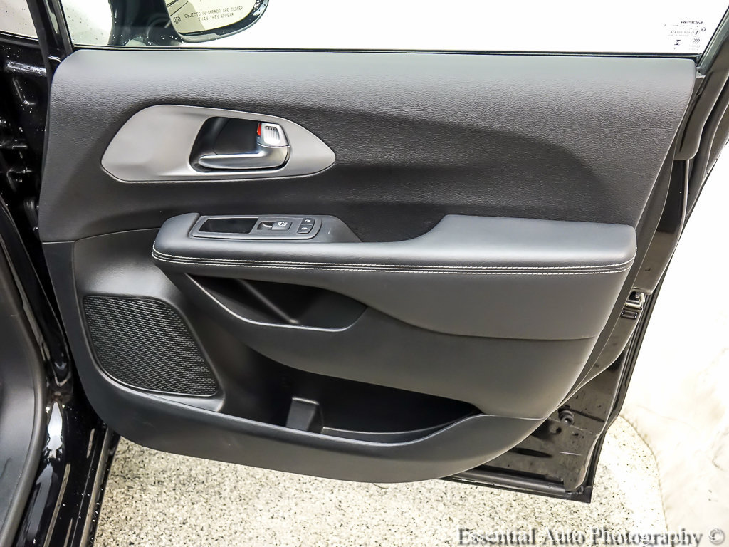Used 2025 Chrysler Pacifica Limited FWD image 25
