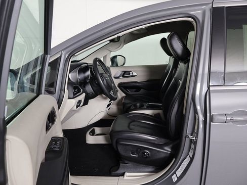 Used 2023 Chrysler Pacifica Touring-L FWD image 26