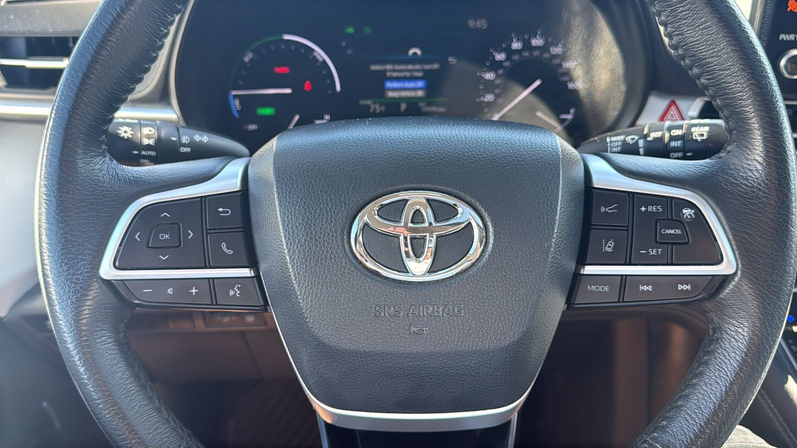 Certified 2025 Toyota Sienna XLE FWD image 12