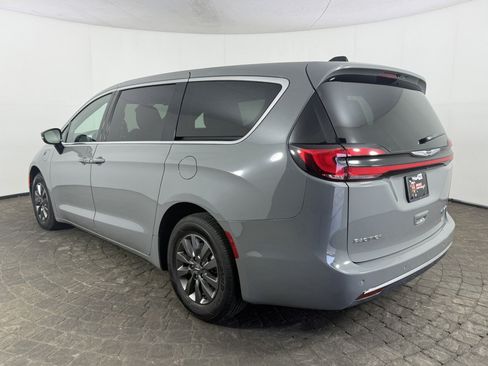 Used 2025 Chrysler Pacifica Select FWD image 5
