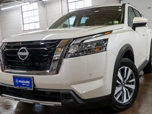 Used 2024 Nissan Pathfinder SL AWD/4WD image 1