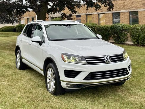 Used 2017 Volkswagen Touareg Sport image 2