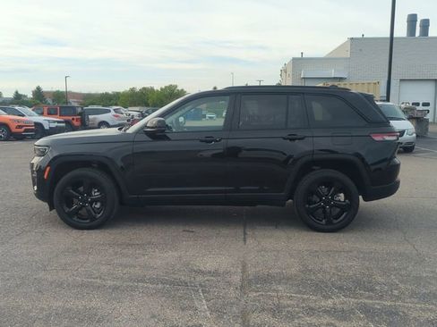 Used 2023 Jeep Grand Cherokee Limited w/ Luxury Tech Group II AWD/4WD image 6