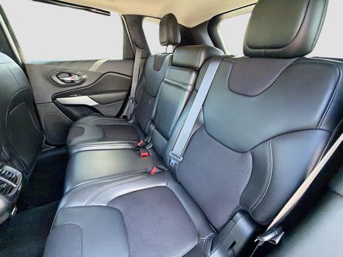Used 2018 Jeep Cherokee Latitude Plus FWD image 19