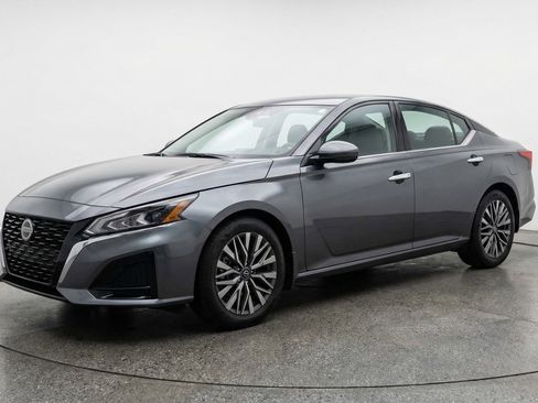 Used 2025 Nissan Altima 2.5 SV FWD image 3