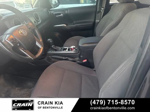 Used 2017 Toyota Tacoma TRD Off-Road w/ Premium & Technology Package AWD/4WD image 27
