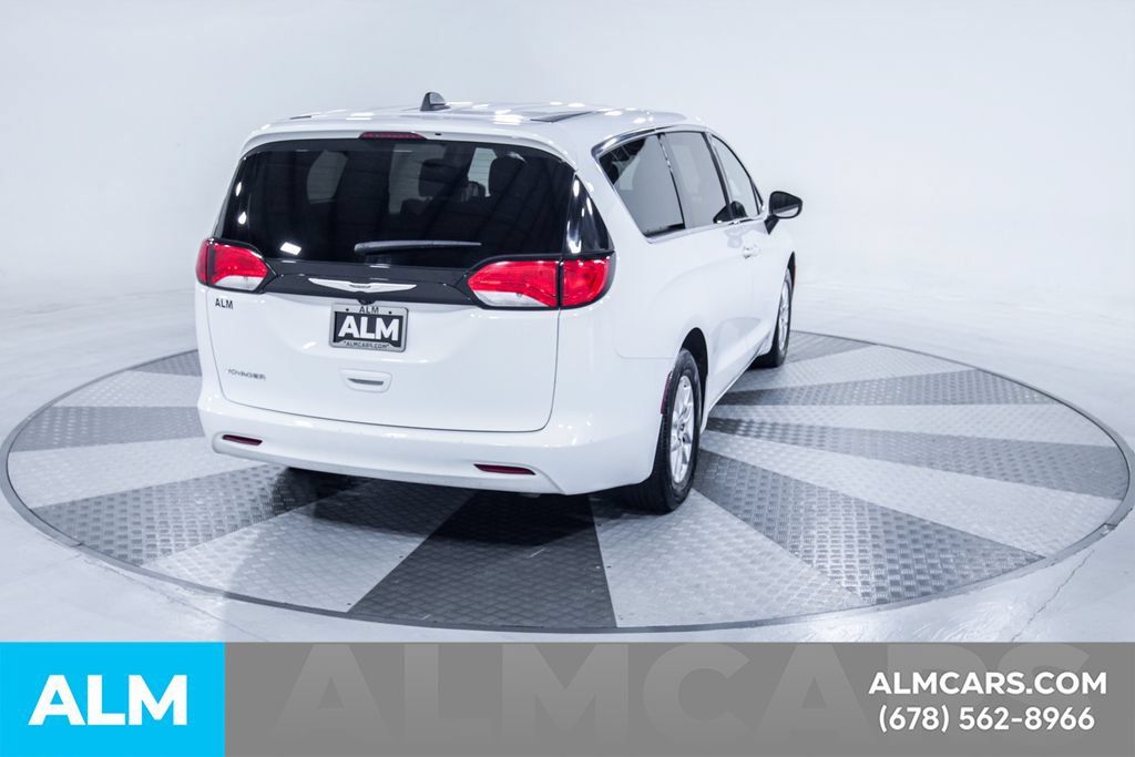 Used 2023 Chrysler Voyager LX FWD image 9