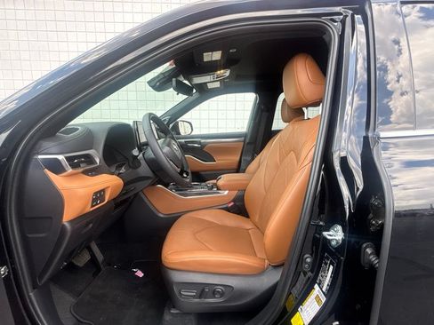 Used 2025 Toyota Highlander Platinum AWD/4WD image 4