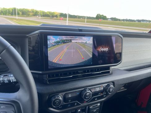 Used 2025 Jeep Wrangler Willys image 26