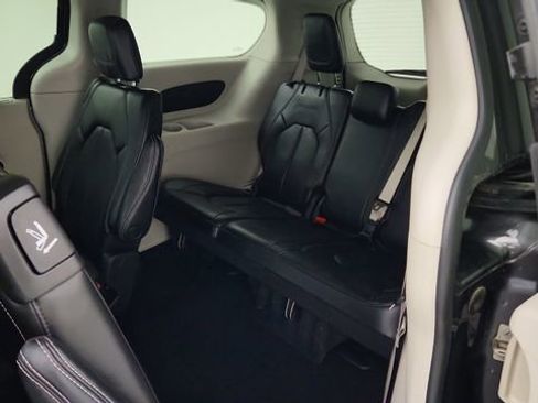 Used 2023 Chrysler Pacifica Touring-L FWD image 21