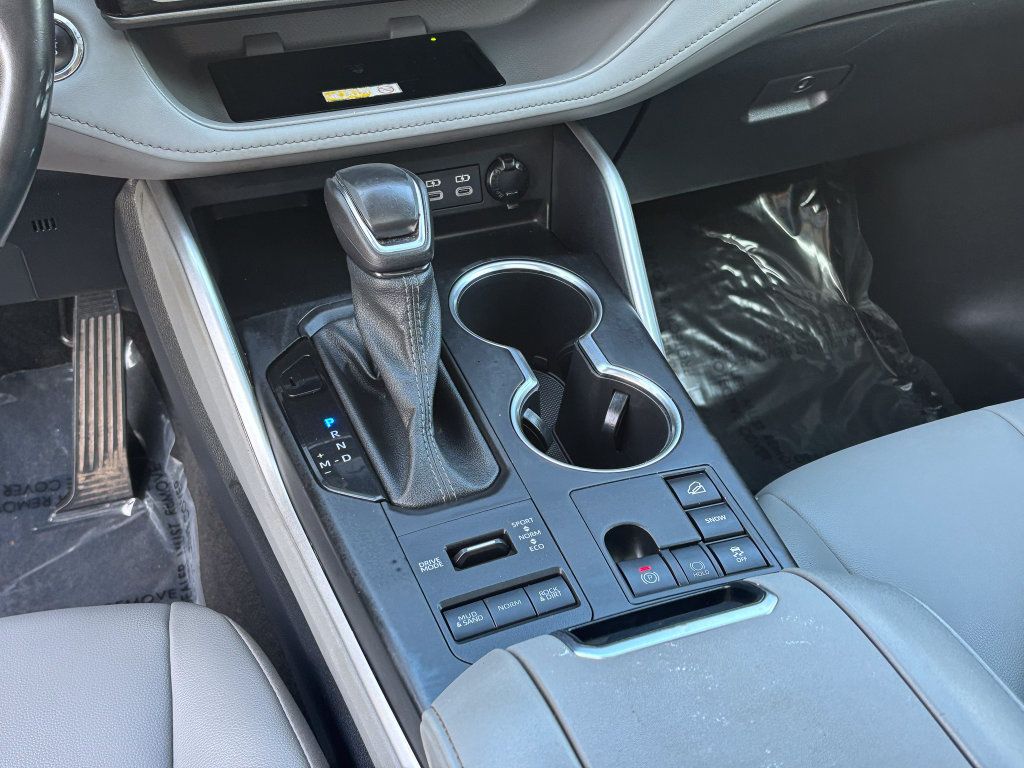 Used 2023 Toyota Highlander XLE AWD/4WD image 24