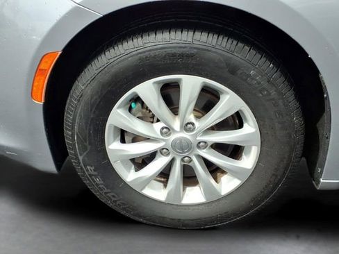 Used 2018 Chrysler Pacifica Touring-L FWD image 18