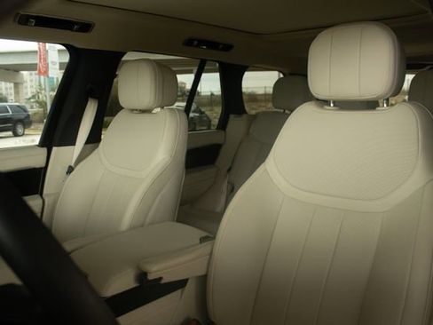 Used 2025 Land Rover Range Rover SE image 9