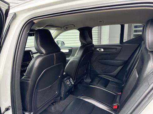 Used 2022 Volvo XC40 T5 Momentum image 6