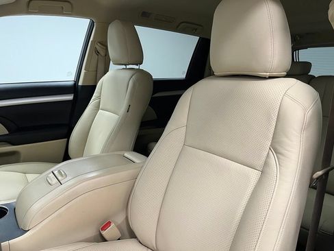 Used 2018 Toyota Highlander Plus w/ Carpet Mat Package (TMS) AWD/4WD image 22
