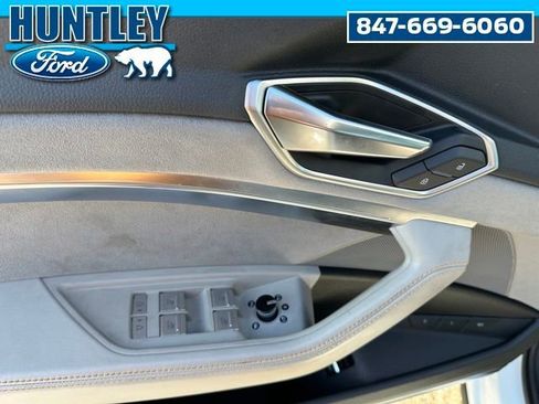 Used 2024 Audi Q8 e-tron Prestige image 21